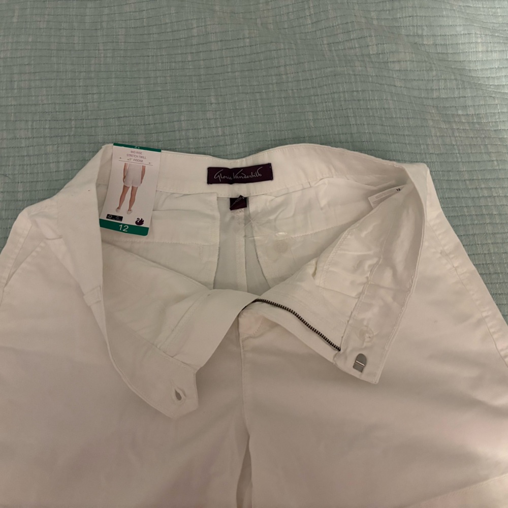 NWT- Gloria Vanderbilt White Chino Shorts - Size 12 - Picture 4 of 4